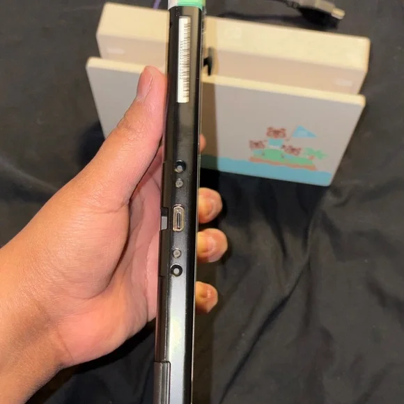 Nintendo Switch Special Edition - Mint Green and Light Blue - Picture 4 of 8